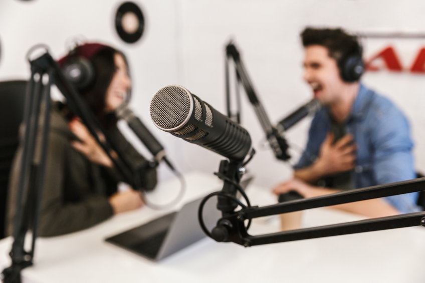 兩位主持人正在主持一場Podcast節目。