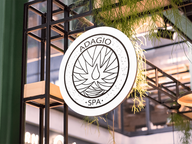 緩慢芳療招牌上的LOGO柔美且足夠吸引人。