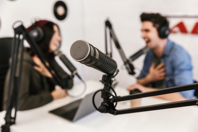 主持人錄製 Podcast 節目，作為品牌音訊內容行銷的一種形式