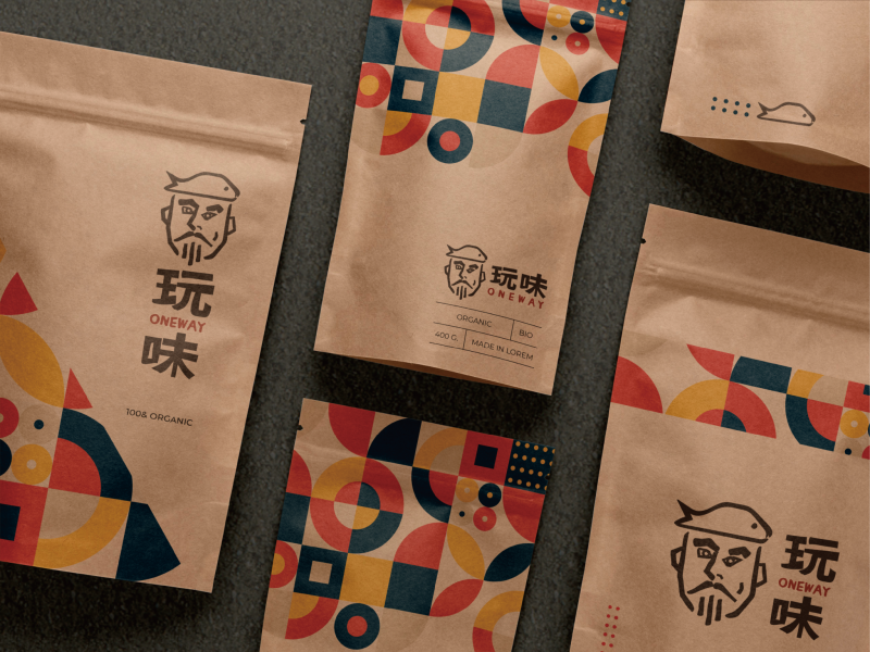 玩味品牌Logo與包裝設計,牛皮紙袋身印製人物頭像標誌與紅藍黃幾何拼貼圖樣,呈現趣味繽紛的食品品牌風格