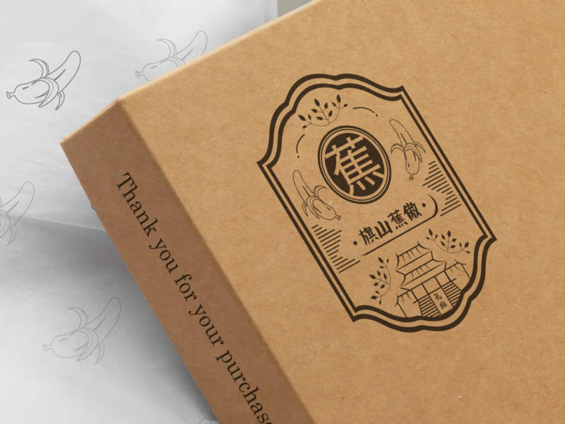 蕉傲品牌標誌設計,牛皮紙袋上印製古典印章感的圓形香蕉徽章圖樣,呈現復古質感