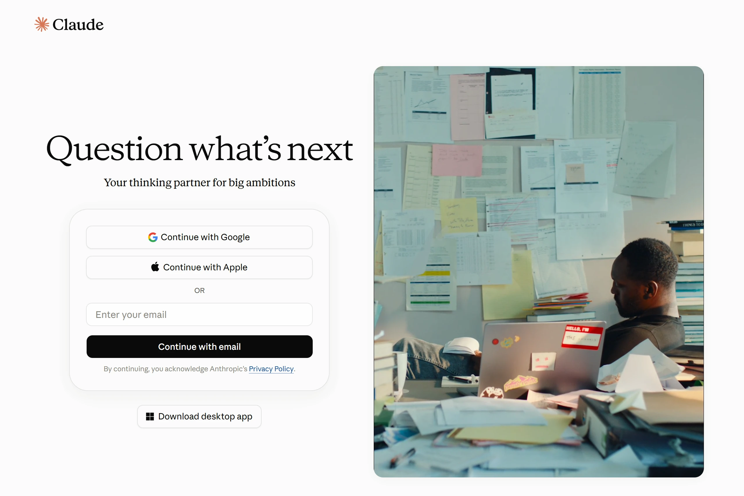 claude.ai 未登入的登入頁,可用 Google、Apple 或電子郵件繼續,下方另有下載桌面 App 的按鈕